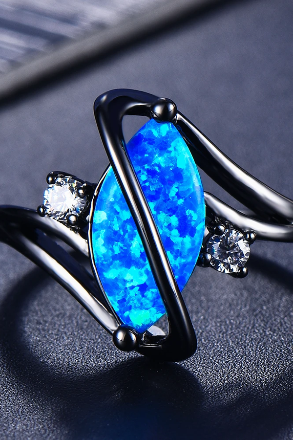 Ring i Mörkt Silver med Blå Opal