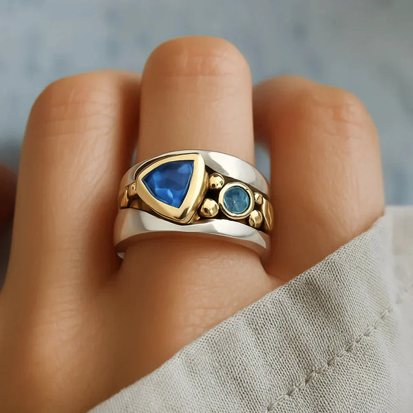 Retrobohemisk ring med blå zirkon