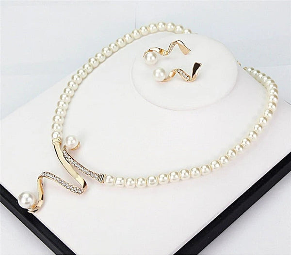 Aya - Elegant Halsband med Passande Örhängen.