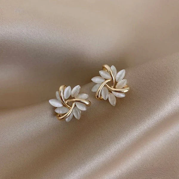Sienna - Eleganta örhängen med opal och blomsterdesign