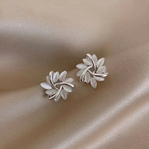 Sienna - Eleganta örhängen med opal och blomsterdesign